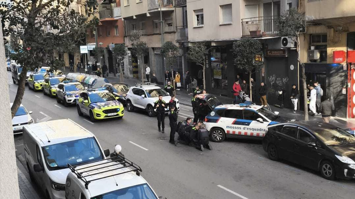 Los Mossos d'Esquadra y la Guardia Urbana detienen a una de las personas implicadas en los hechos.