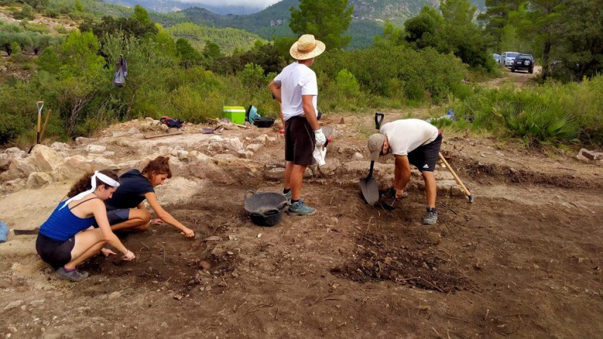 Investigadores del GRESEPIA de la URV durante las excavaciones al yacimiento protohistórico de los Malladarets (2022).