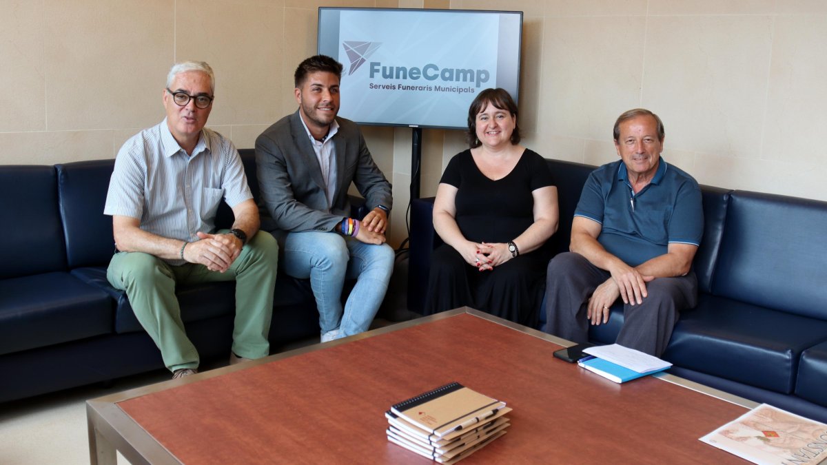 Fotografia d’arxiu de representants dels ajuntaments de Vila-seca, Salou, Reus i Constantí, en una trobada sobre FuneCamp l’estiu del 2024.