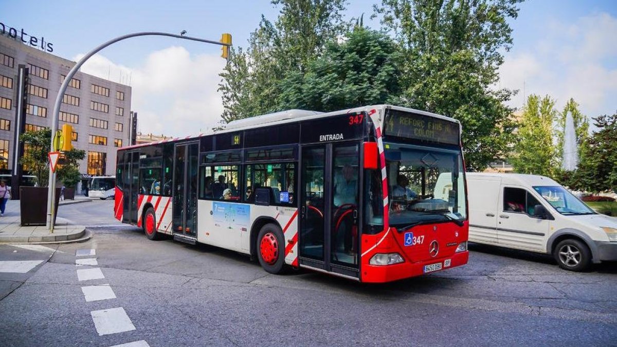 Imatge d’un autobús de l’EMT a la plaça Imperial Tàrraco.