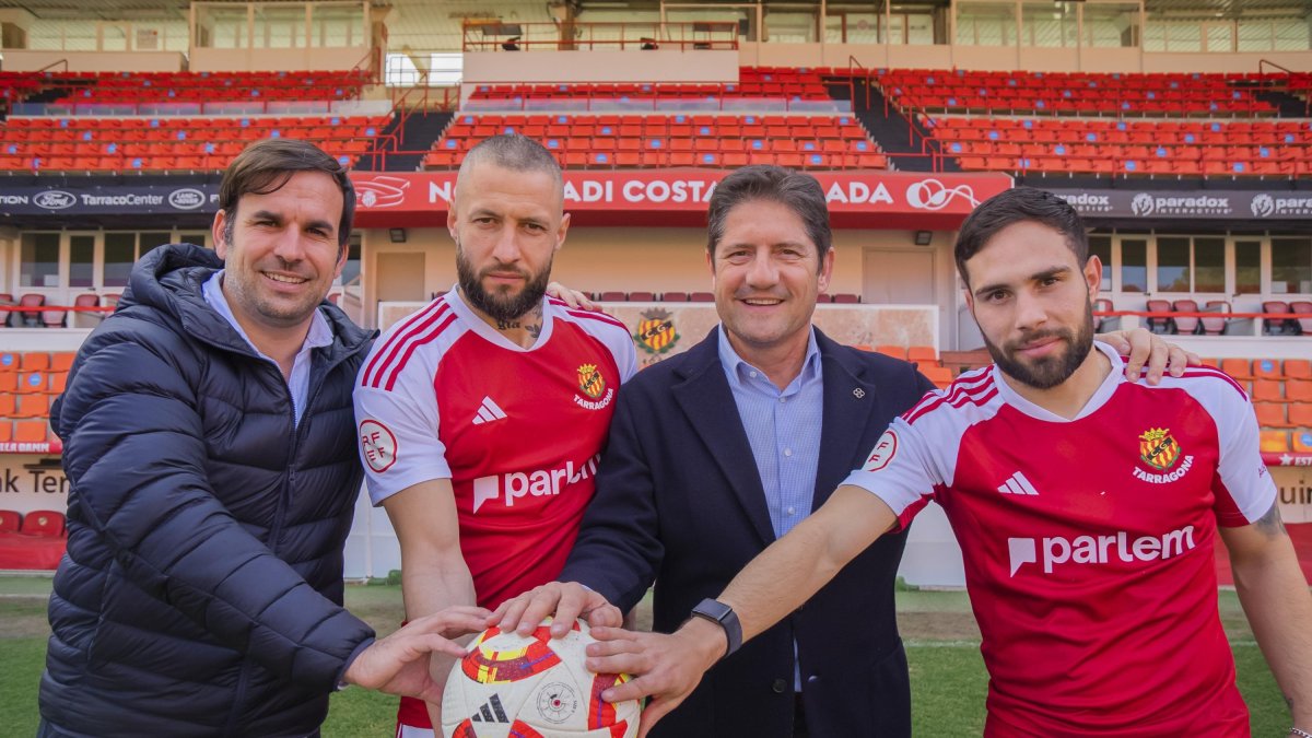 De izquierda a derecha, el director deportivo Javi Sanz, David Juncà, el presidente Lluís Fàbregas y Migue Leal sobre el césped del Nou Estadi.