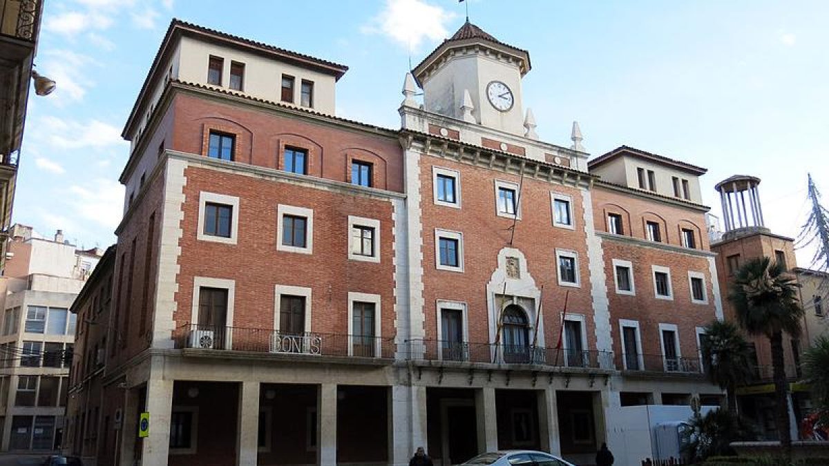 Fachada del Ayuntamiento de Tortosa.