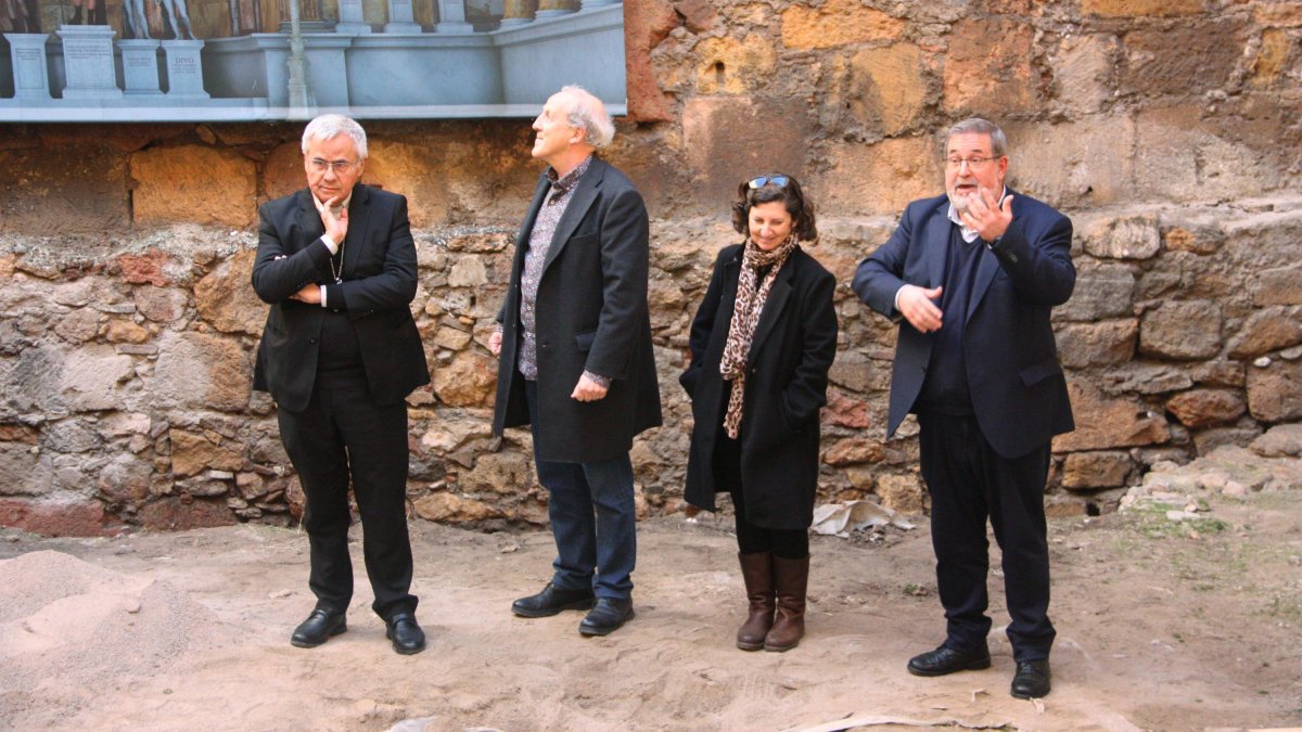 El arzobispo de Tarragona al lugar de las excavaciones arqueológicas de la Catedral de Tarragona.
