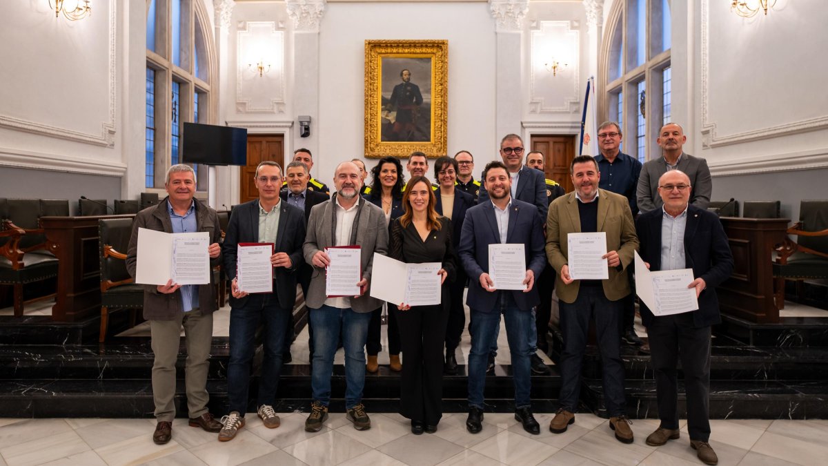 Imagen de los alcaldes que han firmado el convenio para poner en marcha una app de seguridad ciudadana compartida.