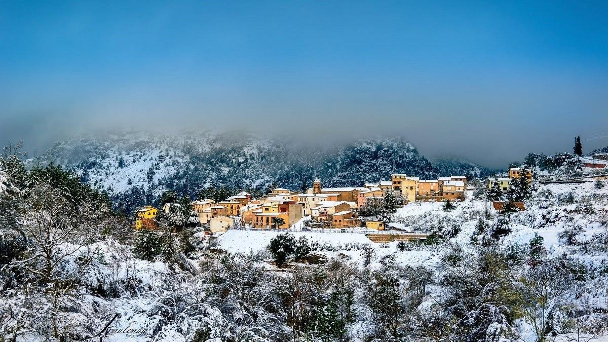 Imagen del pueblo de La Febró nevado.