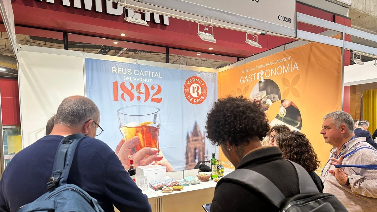 Fotografía del estand de Reus Promoción, con el vermú como principal reclamo.