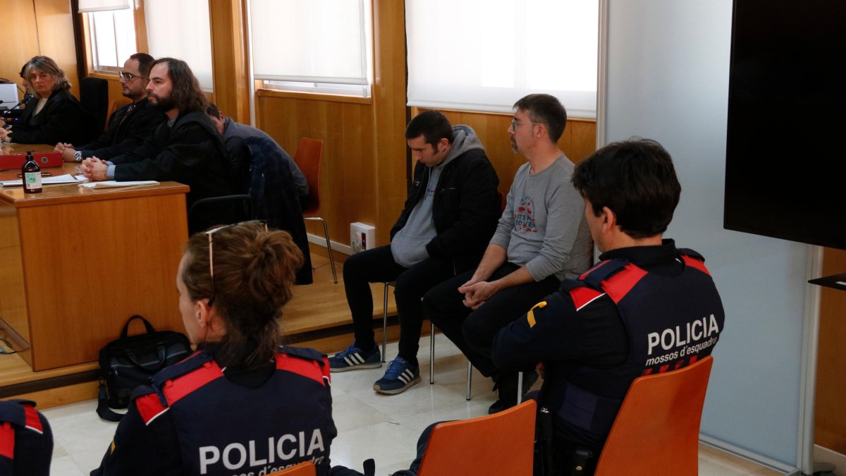 Els dos acusats de delicte d'assassinat per matar un home a Reus el 2023, acompanyats de les seves defenses en la lectura del veredicte.