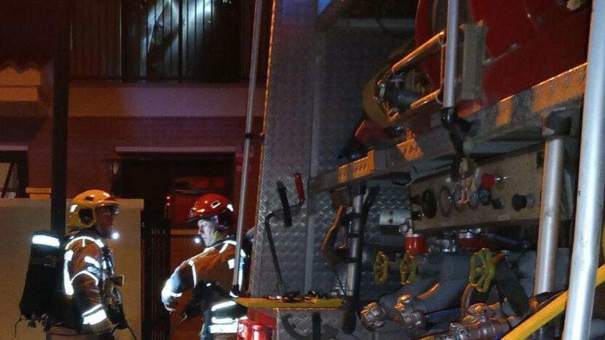 Els Bombers treballant en l'extinció de l'incendi a Ulldemolins