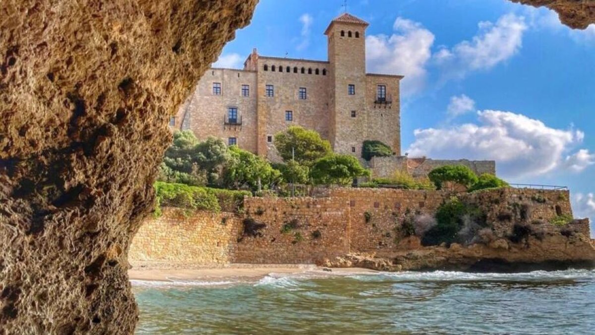Imagen de la Cala Jovera al lado del Castillo de Tamarit