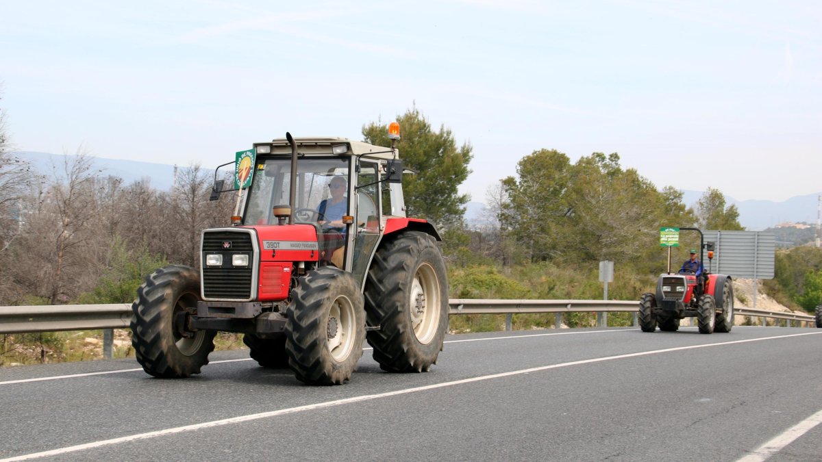 Fotografia de tractors circulant per l’N-240 durant una protesta organitzada per Unió de Pagesos.