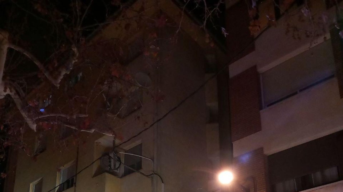 Els Bombers treballant durant l'incendi del Morell.