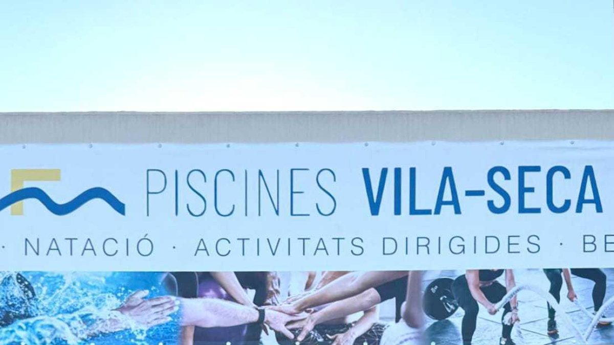 L’actual portaveu adjunt de Vila-seca en Comú, Francesc Benaiges, davant la piscina municipal.
