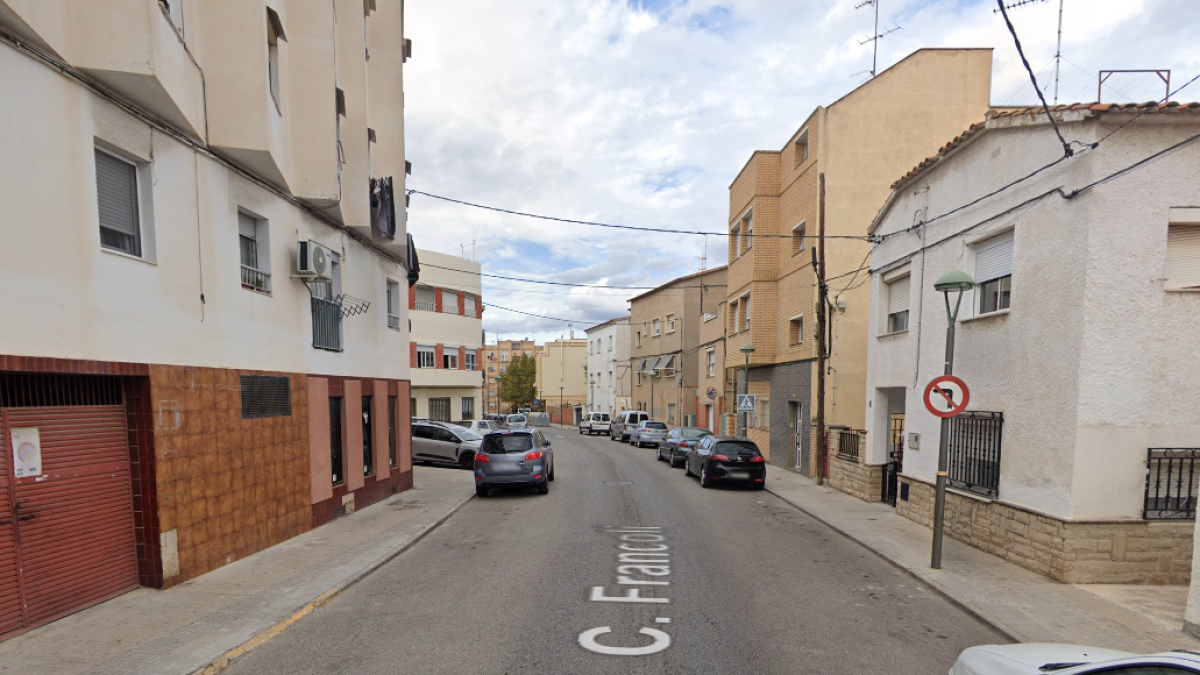 Imatge del carrer on s’ha produït l’incendi del vehicle.