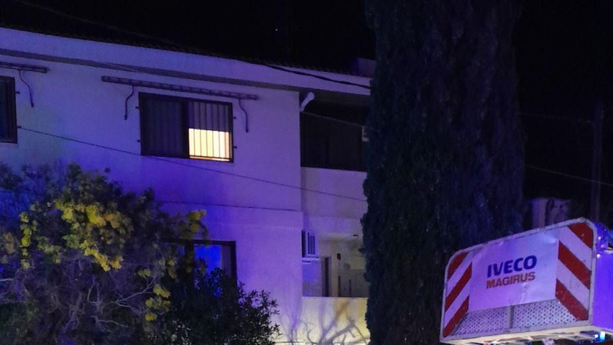 Imagen de los Bomberos trabajando en la extinción del incendio en Calafell