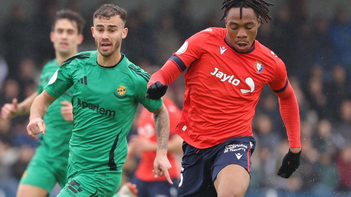 El davanter d'Osasuna, Sixtus, perseguit per Antonio Leal.