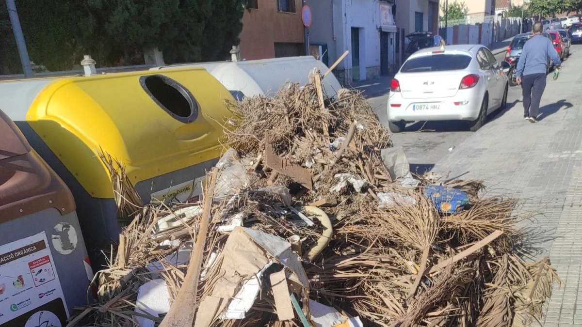 Imagen de basura|maleza fuera de los contenedores en Tarragona.