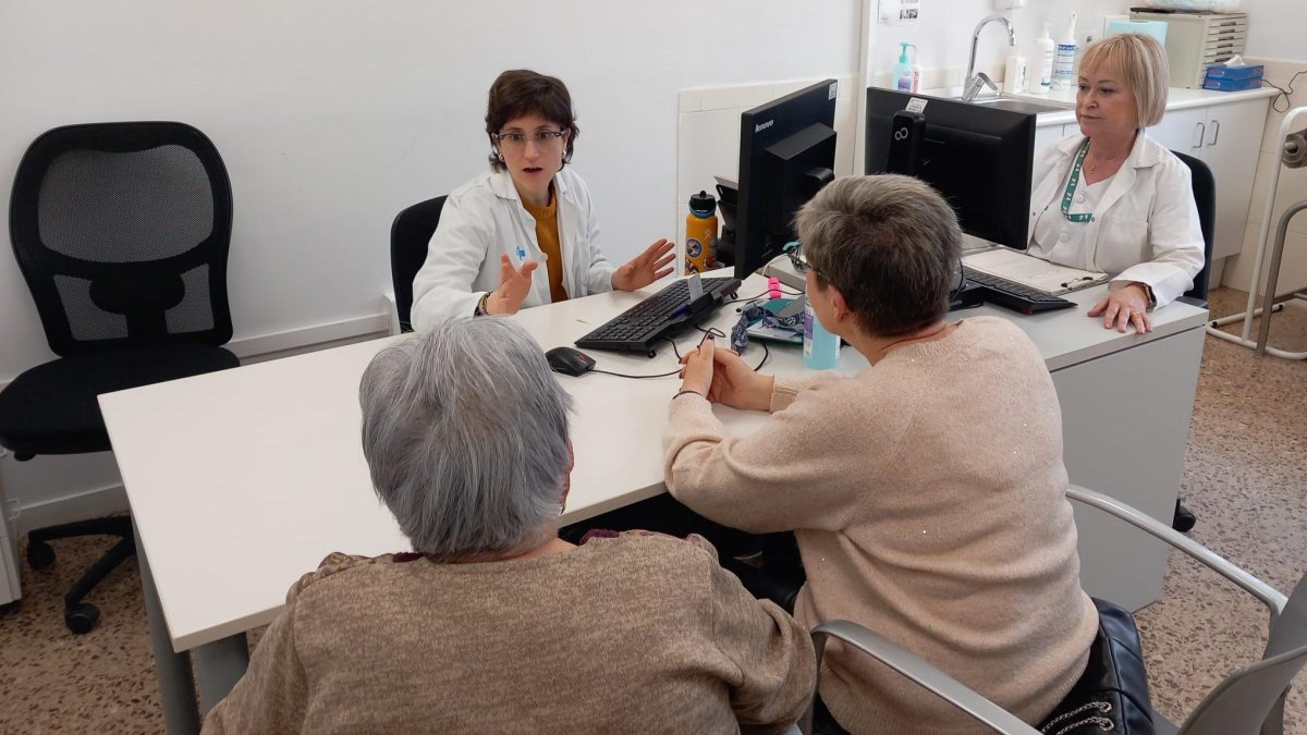 El especialista del Servicio de Neurología, Ángela Monterde, durante una consulta en el Joan XXIII.