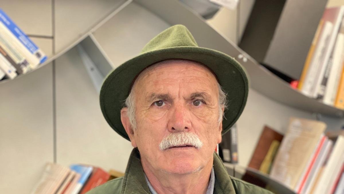 Eudald Carbonell en una imagen reciente, con su último libro.