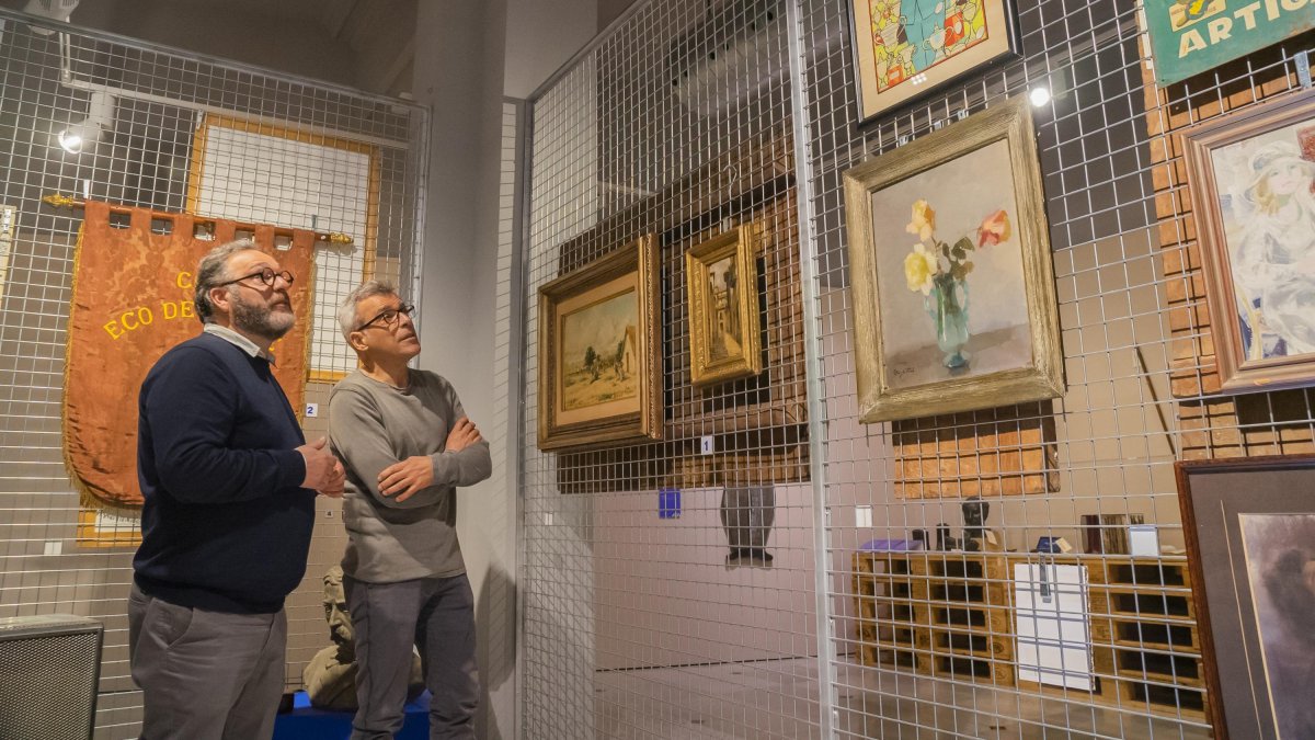 El regidor de Cultura, Daniel Recasens, i el director del Museu de Reus, Marc Ferran, contemplant algunes peces de la col·lecció.