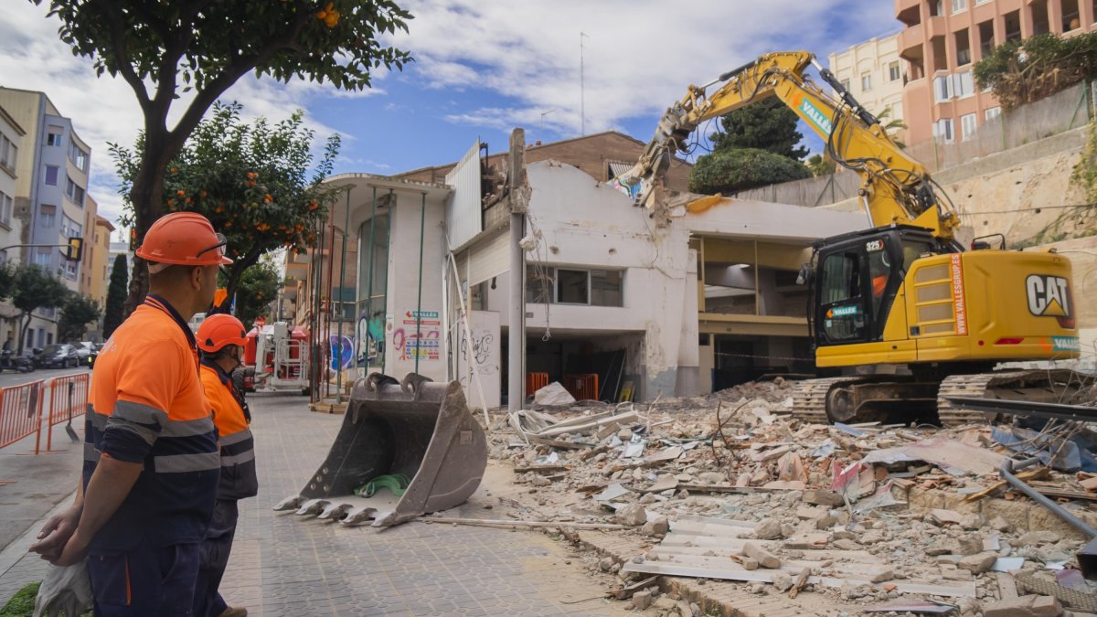 Fa quatre setmanes, es van començar els treballs d’enderrocament de l’antic concessionari i edifici Renault i se n’ha conservat una part.