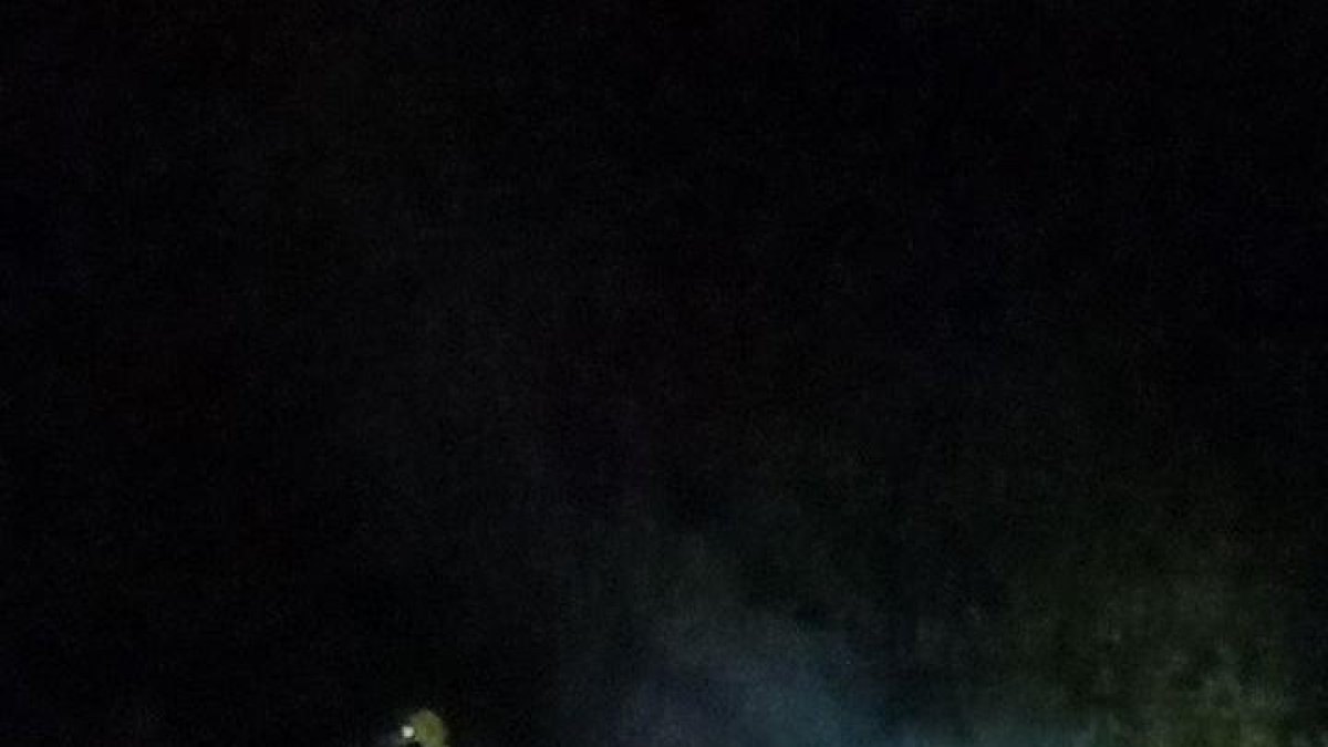 Bombers treballant en l'incendi a la zona de l'ermita de la Salut de Tarragona.