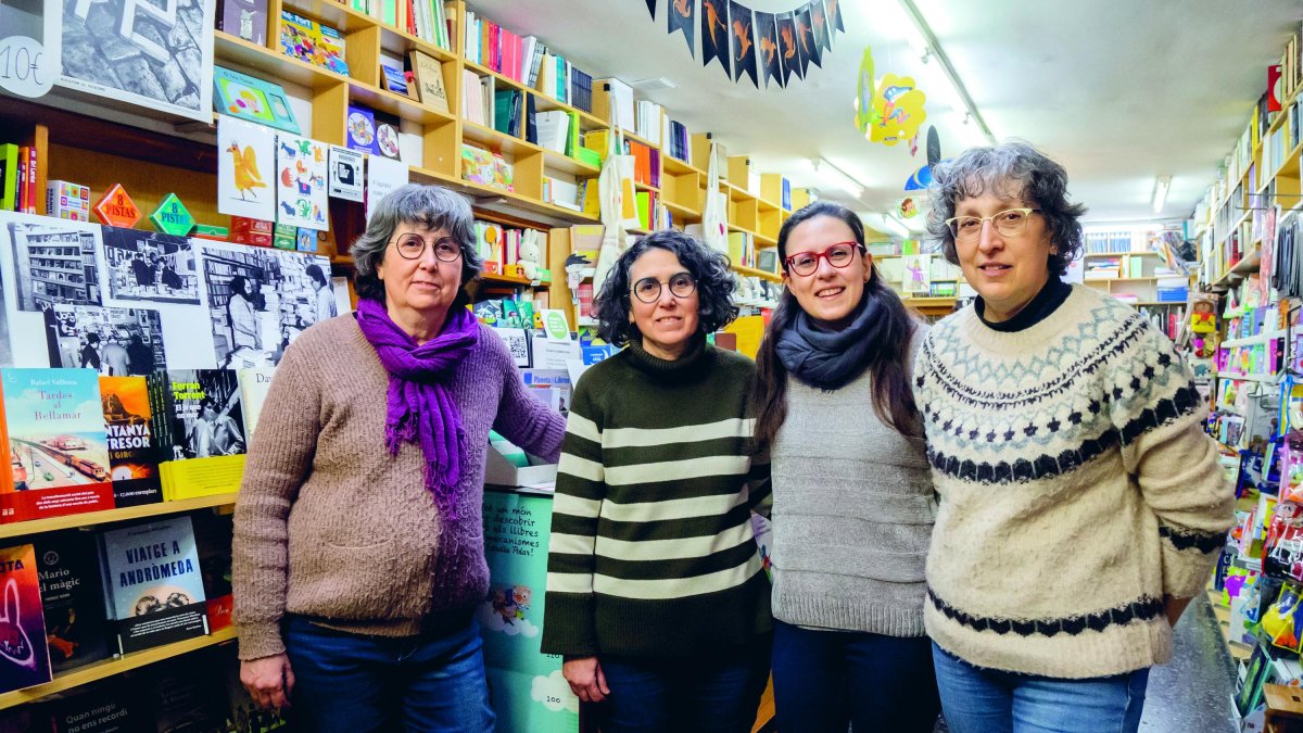 Montsant y Aràntzazu Fonts Pallach, con las dos dependientas de la librería, Maria Moncusí y Neus Pino.