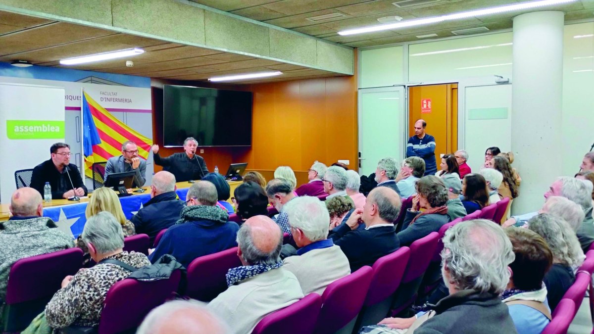 Una imatge de la xerrada protagonitzada per Albano-Dante Fachín i Josep Costa, dimarts a la URV.