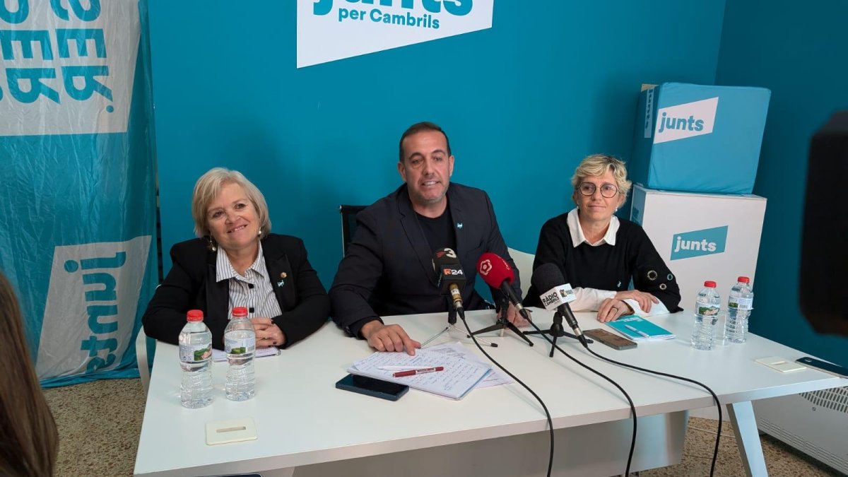Imagen de la Rueda de prensa de Junts en Cambrils con Enric Daza, Laura Mellau y Teresa Recasens.
