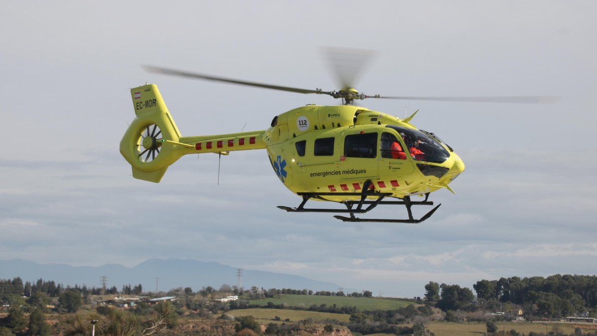 Un dels helicòpters del SEM aterrant a l'heliport del Parc Taulí.