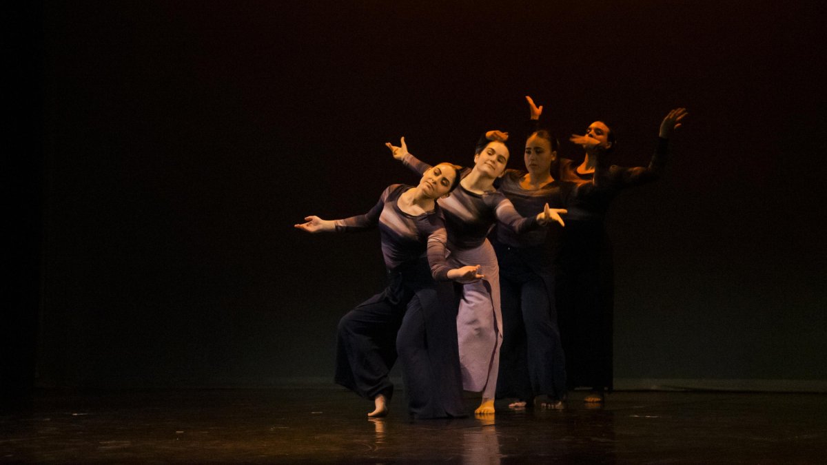 Un instant de les coreografies de joves ‘amateurs’ que van veure’s ahir al Teatre Bartrina