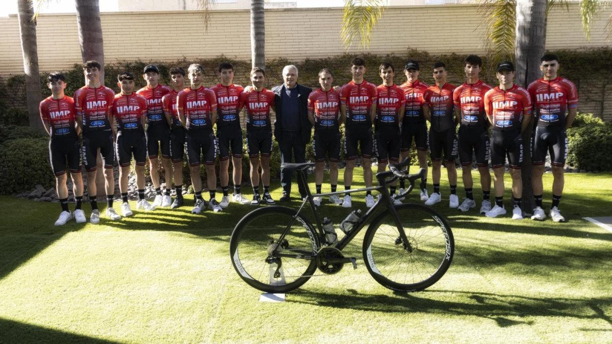 El equipo al completo del Team MP Group Club Ciclista Camp Clar.