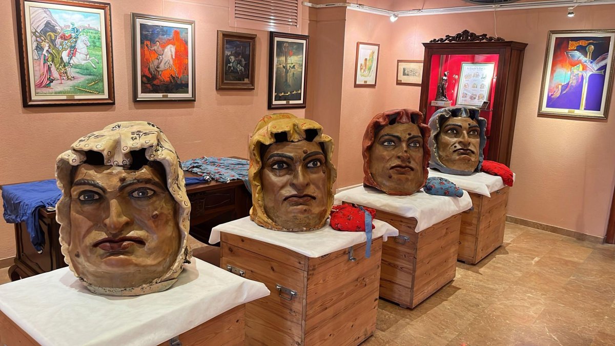 Fotografia dels Nanos a la casa consistorial de Montblanc.