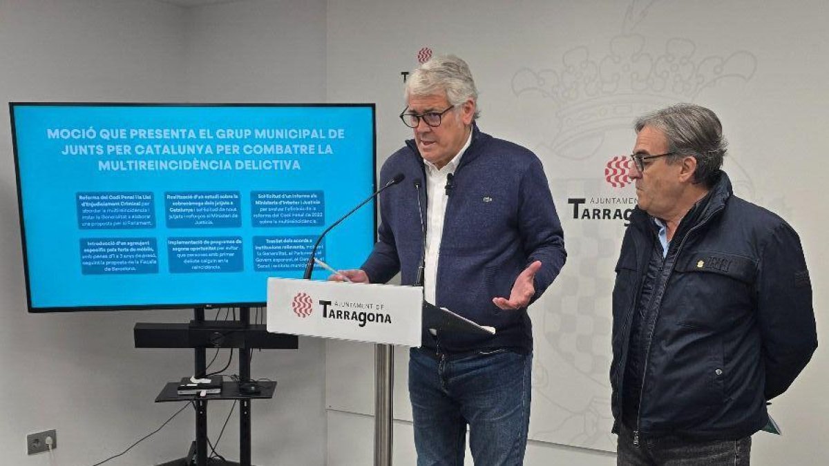 El portavoz y el consejero de Junts, Jordi Sendra y Pep Manresa, en la rueda de prensa del miércoles.