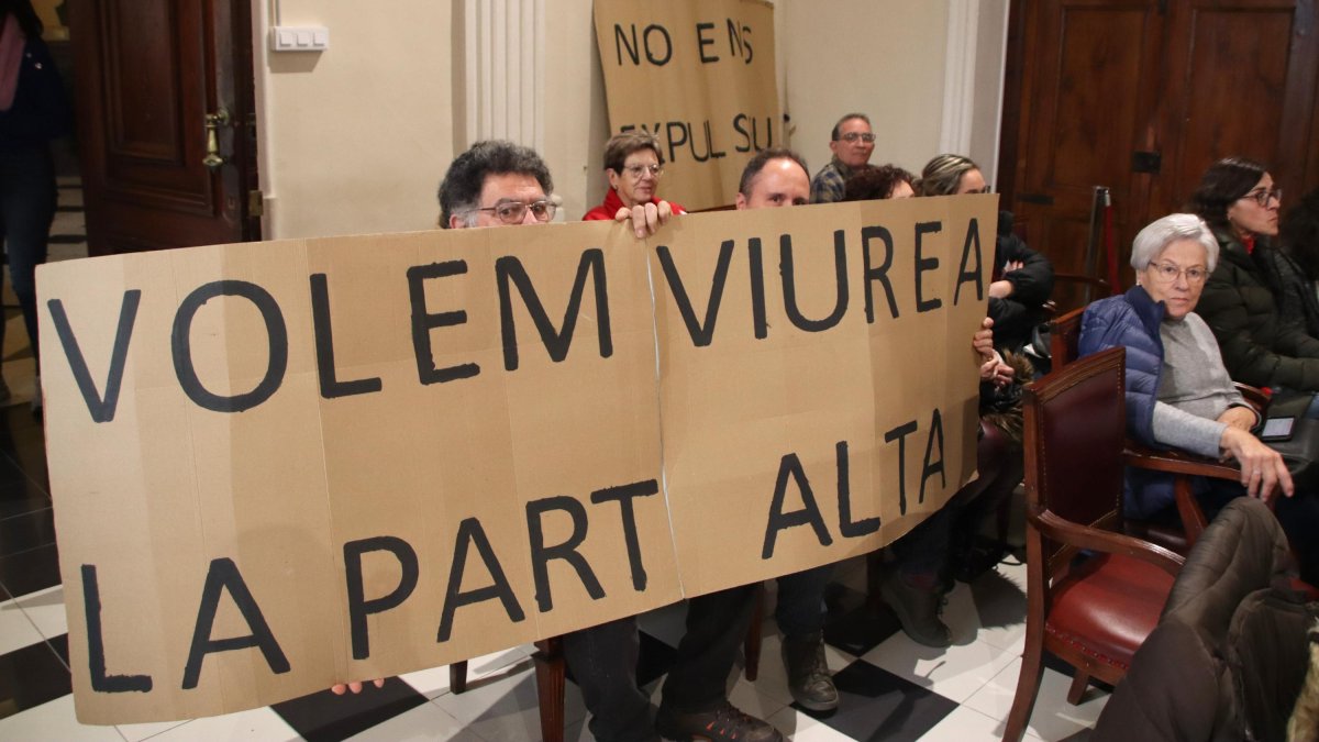 Els membres de la plataforma Som Part Alta, durant el ple d'aquest divendres.