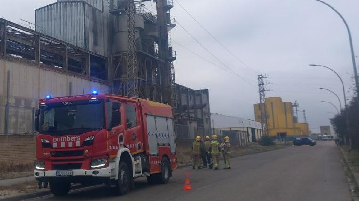 Els Bombers treballant en l'accident laboral al polígon Baix Ebre.