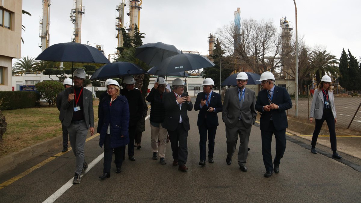 El ministre d'Indústria i Turisme, Jordi Hereu, durant la seva visita a Ercros.