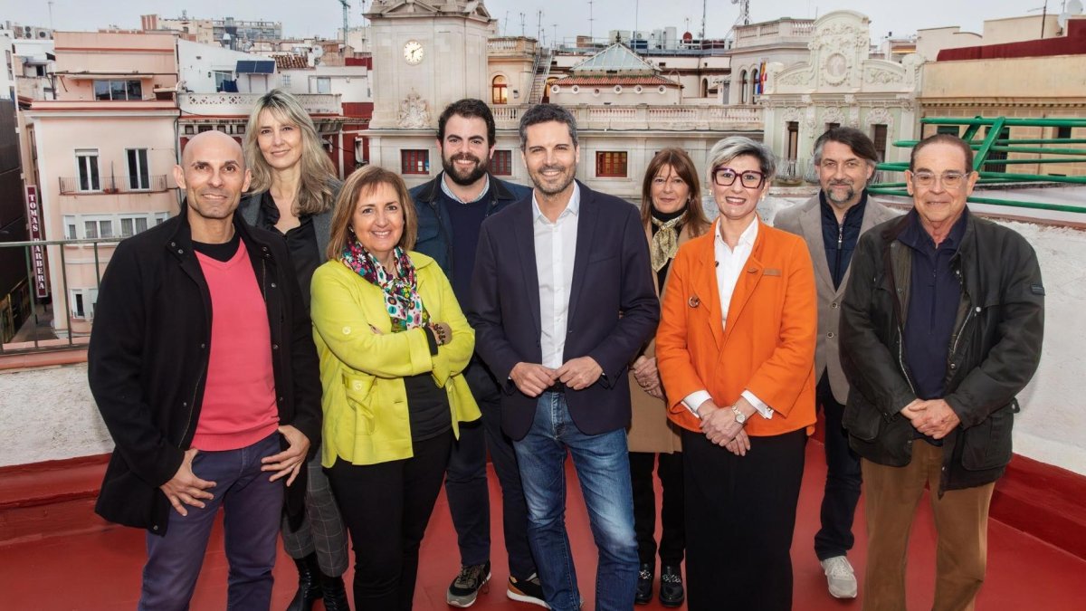 Fotografia de la nova executiva local de Junts per Reus. Al centre, Gerard Gort.