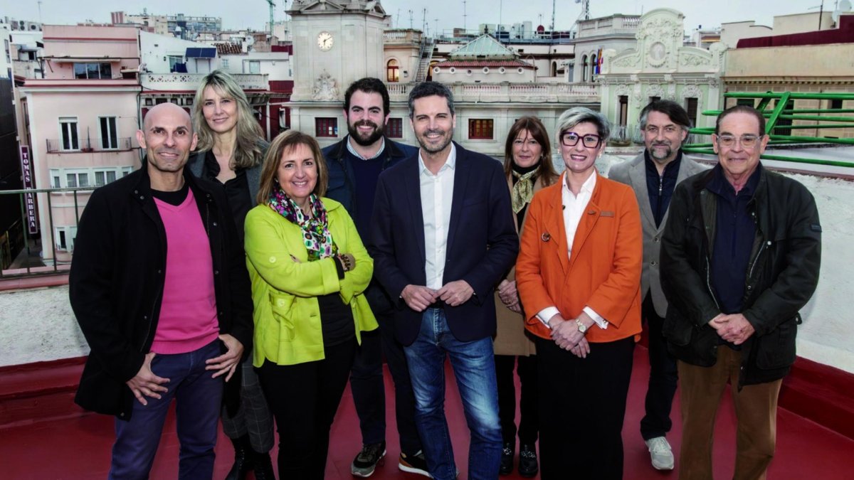 Fotografía de la nueva ejecutiva de Juntos por Reus. En|A el centro, Gerard Gort, acompañado de nombres como Jordi Salvadó, Mariluz Caballero, Jaume Piñol y Carme Juan.
