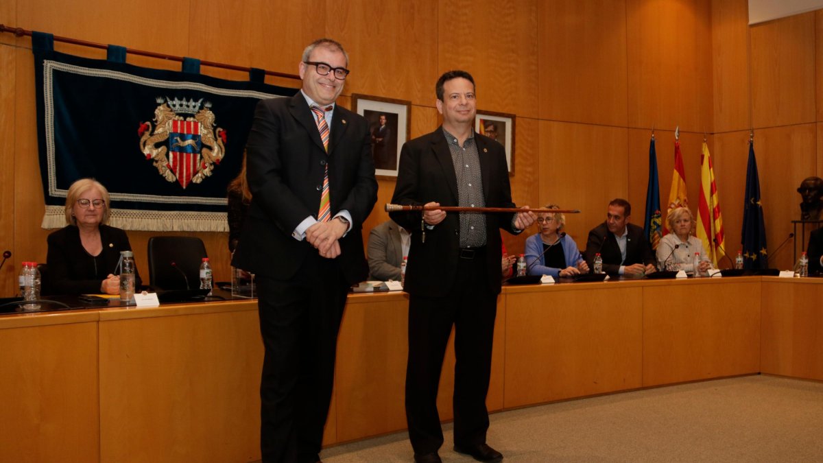 Oliver Klein (NMC) recull la vara d'alcalde de Cambrils.