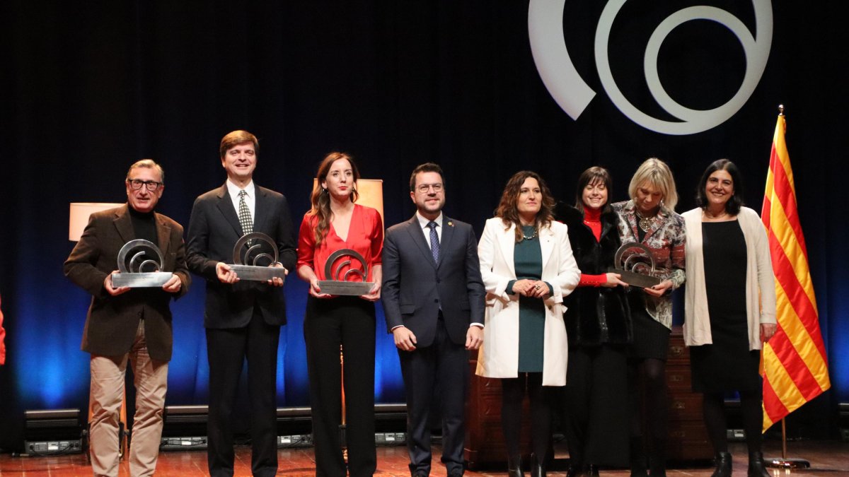 Foto de família dels guardonats amb els Premis Nacionals de Comunicació 2024.