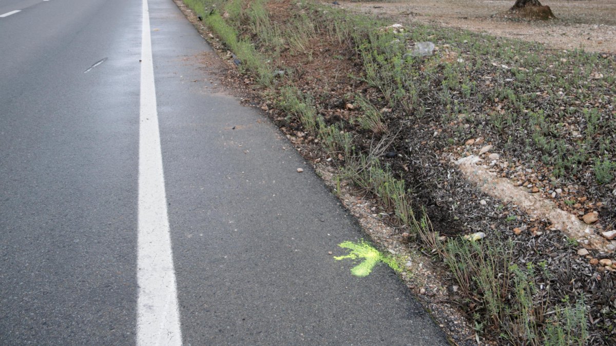 Marques a l'asfalt després de l'accident que ha tingut lloc aquest divendres a la nit a la T-350 a Santa Bàrbara.
