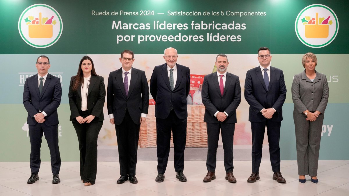 Juan Roig y miembros del Comité de Dirección de Mercadona en el Centro de Coinnovación ubicado en el Polígon Fuente del Jarro en Paterna, Valencia.