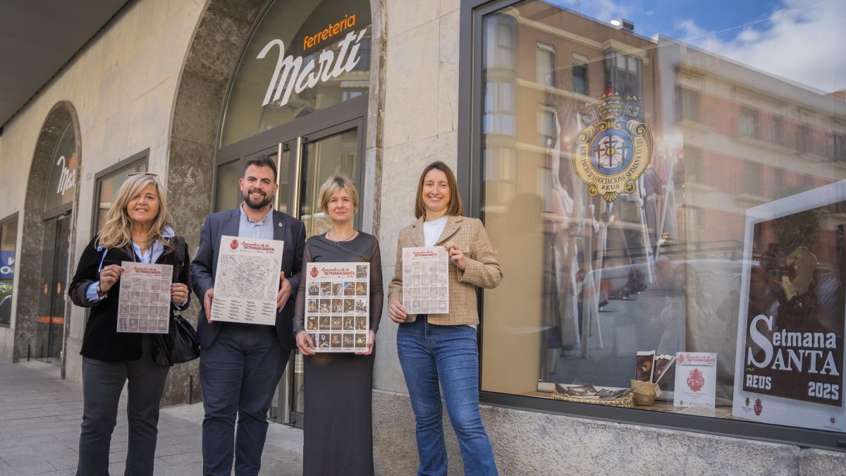 Victoria Simó, Jaume Piñol, Noemí Llauradó i Mònica Bellido, al costat de l’aparador de la Ferreteria Martí.