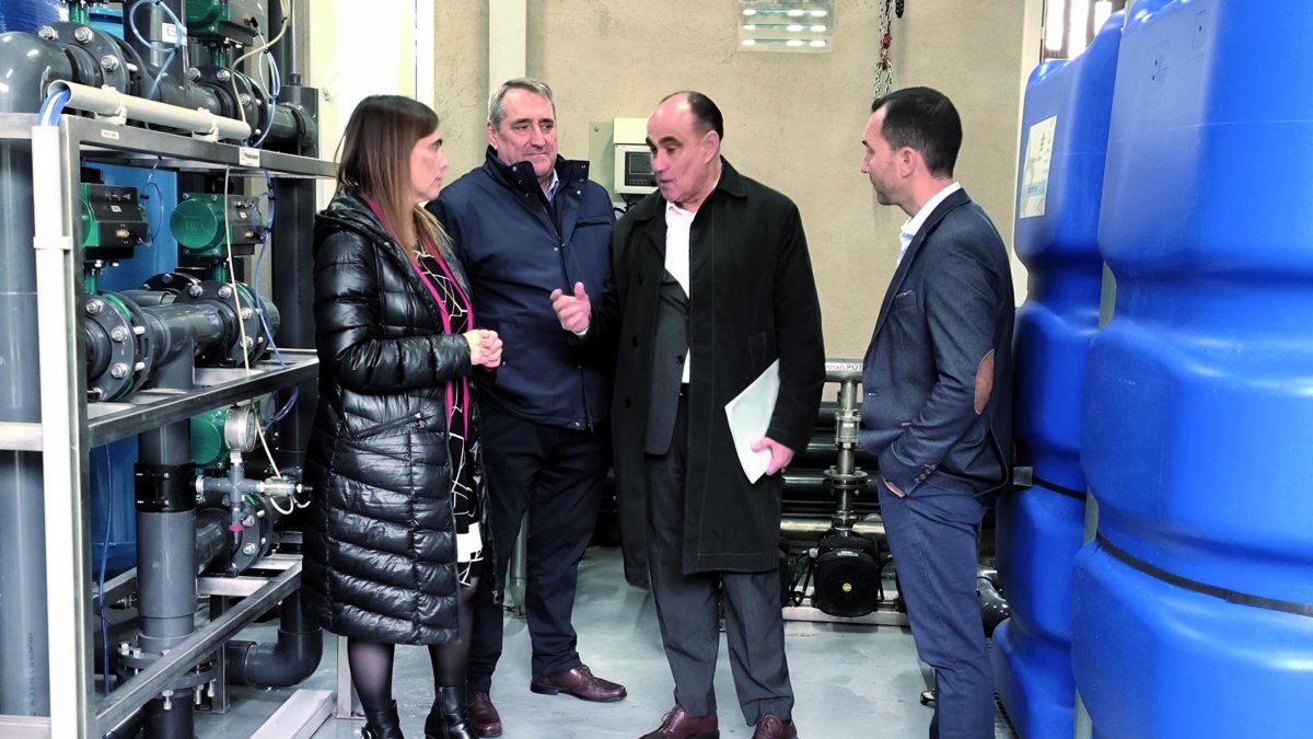 La alcaldesa, Sandra Guaita, y el concejal responsable de Aguas de Reus, Daniel Rubio, visitando la planta, situada junto al parque del Deslizamiento.