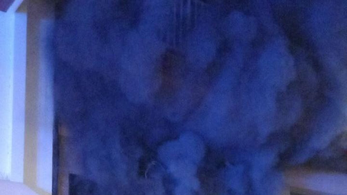 Els Bombers accedint al local per poder apagar l'incendi