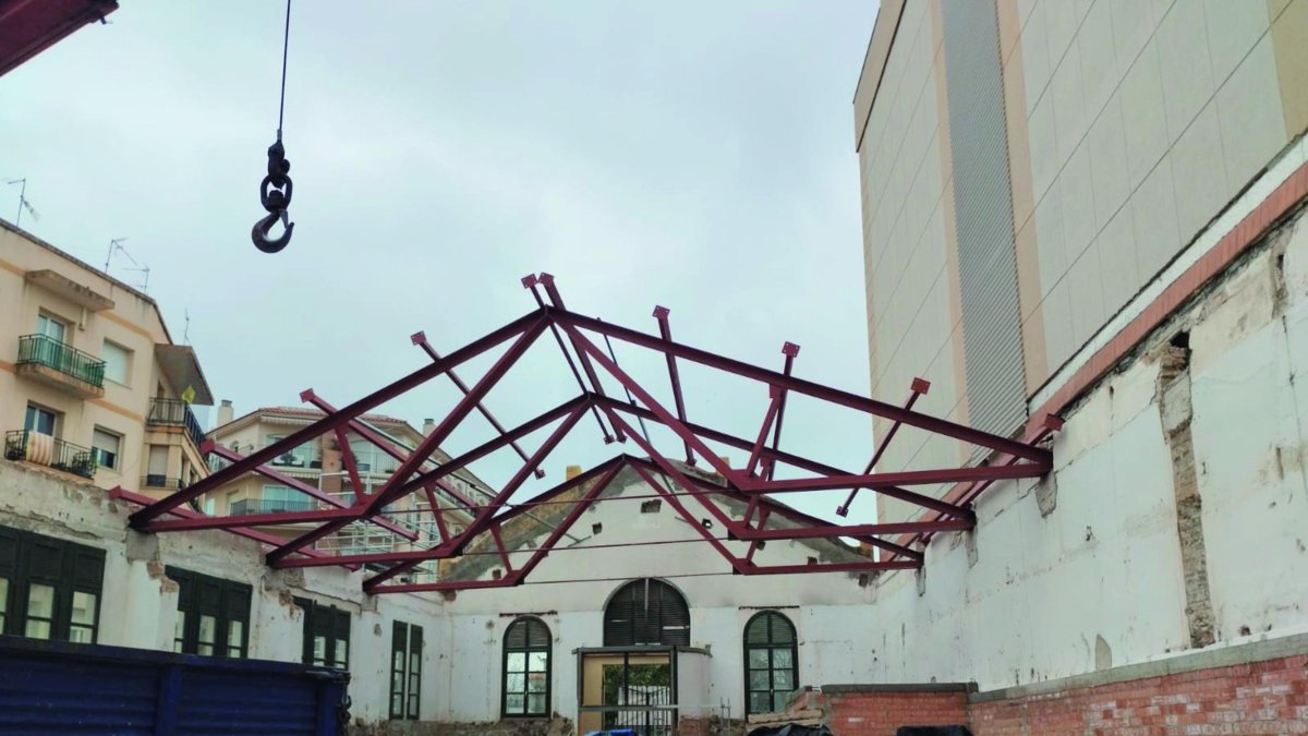 Imagen de las obras del Mercado de la Villa, con la cubierta desmontada