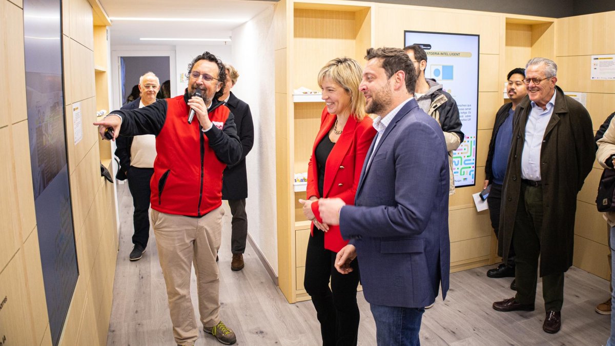 Montse Adan i Rubén Viñuales (a la dreta) provant algunes de les tecnologies exposades al centre.