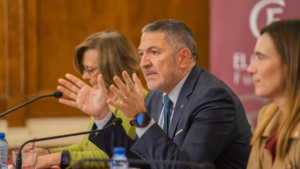 El conseller, durante su intervención, acompañado de la presidenta del Círcol, Patrícia Tarradellas, y la alcaldesa de Reus, Sandra Guaita.