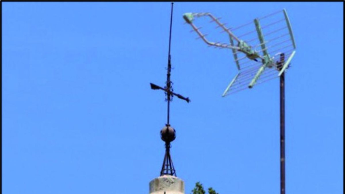 Detall del campanar de Vilabella.