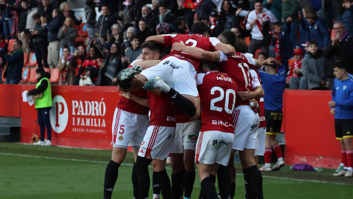 Els jugadors del Nàstic celebrant un gol.